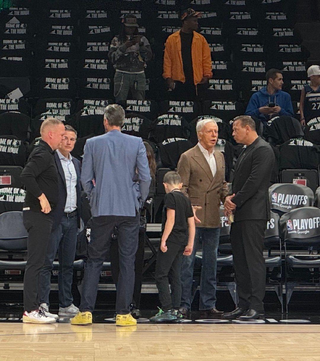 一场对粉丝没有任何尊重的惨败之后，掘金老板斯坦-克伦克和森林狼老板亚历克斯-罗德