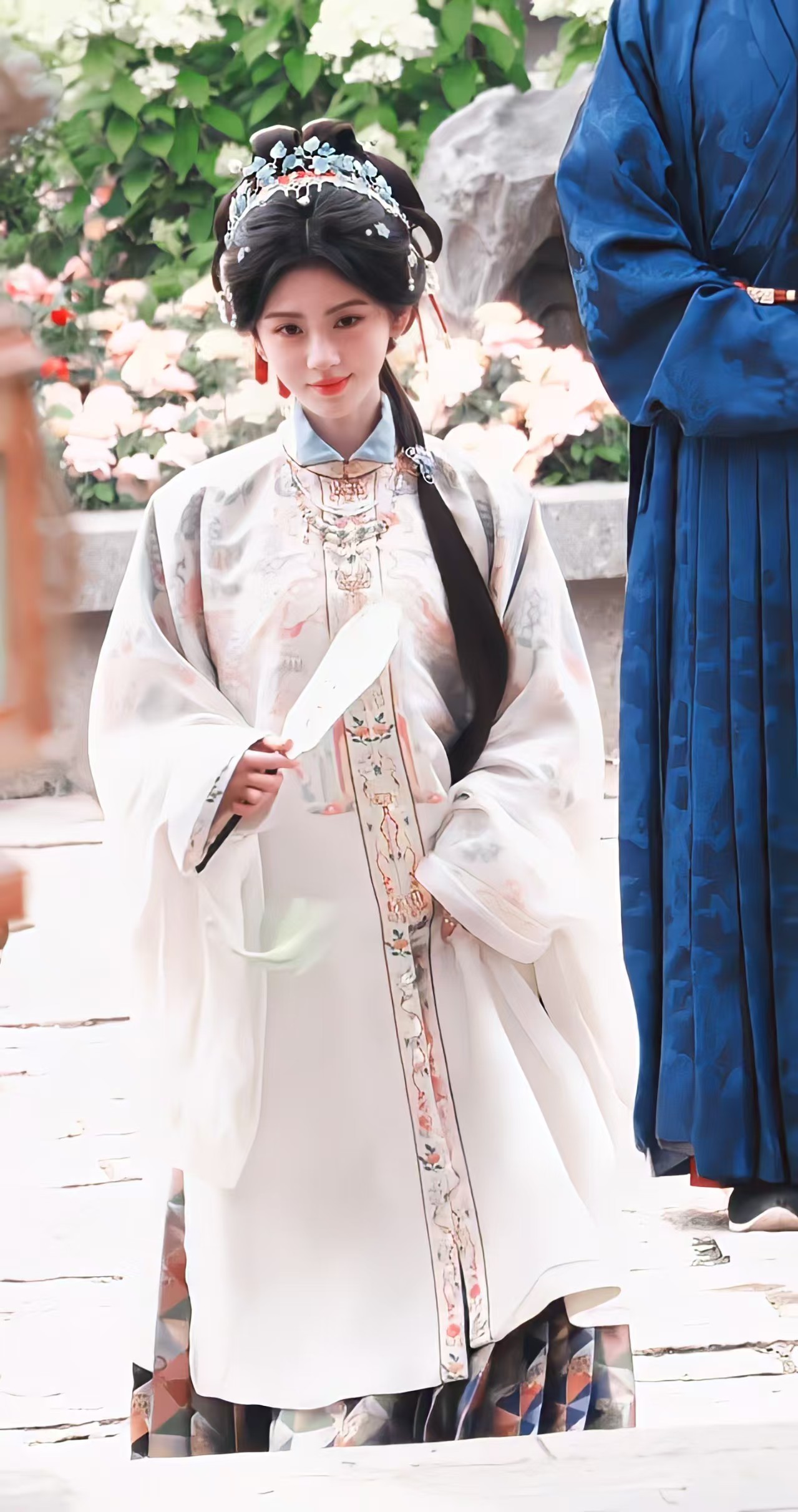 鞠婧祎万花世界新皮肤查收近距离细看这套妆造处处藏着巧思，额间的蓝花额饰和衣装色调
