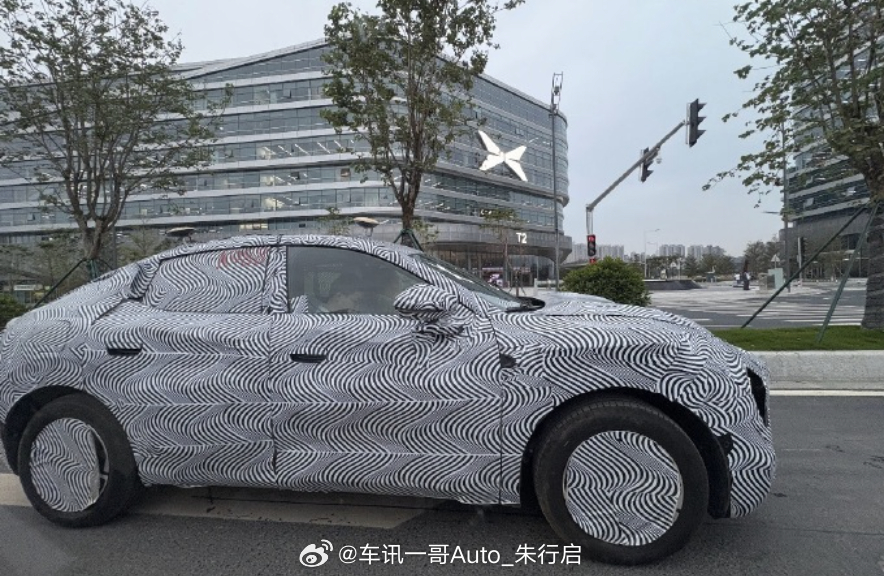 全新小鹏Mona SUV的谍照图被曝光采用了半隐藏式门把手+无框车门设计不知道价