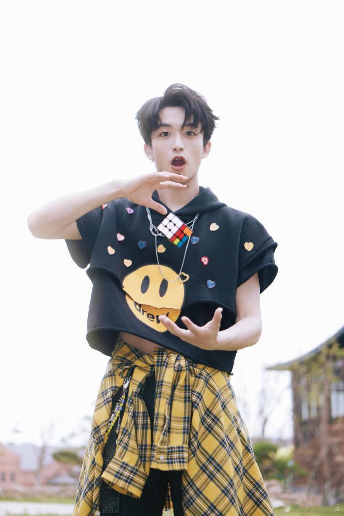 #黄子弘凡专业拱火20年# 黄子弘凡拱火就算了，最后一个暴击还是编的一个字都没对