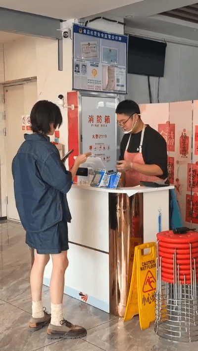 新疆偶遇倪妮吃饭买单大美女连买单的背影都在发光！《向野的我们》这档全女自驾综艺懂