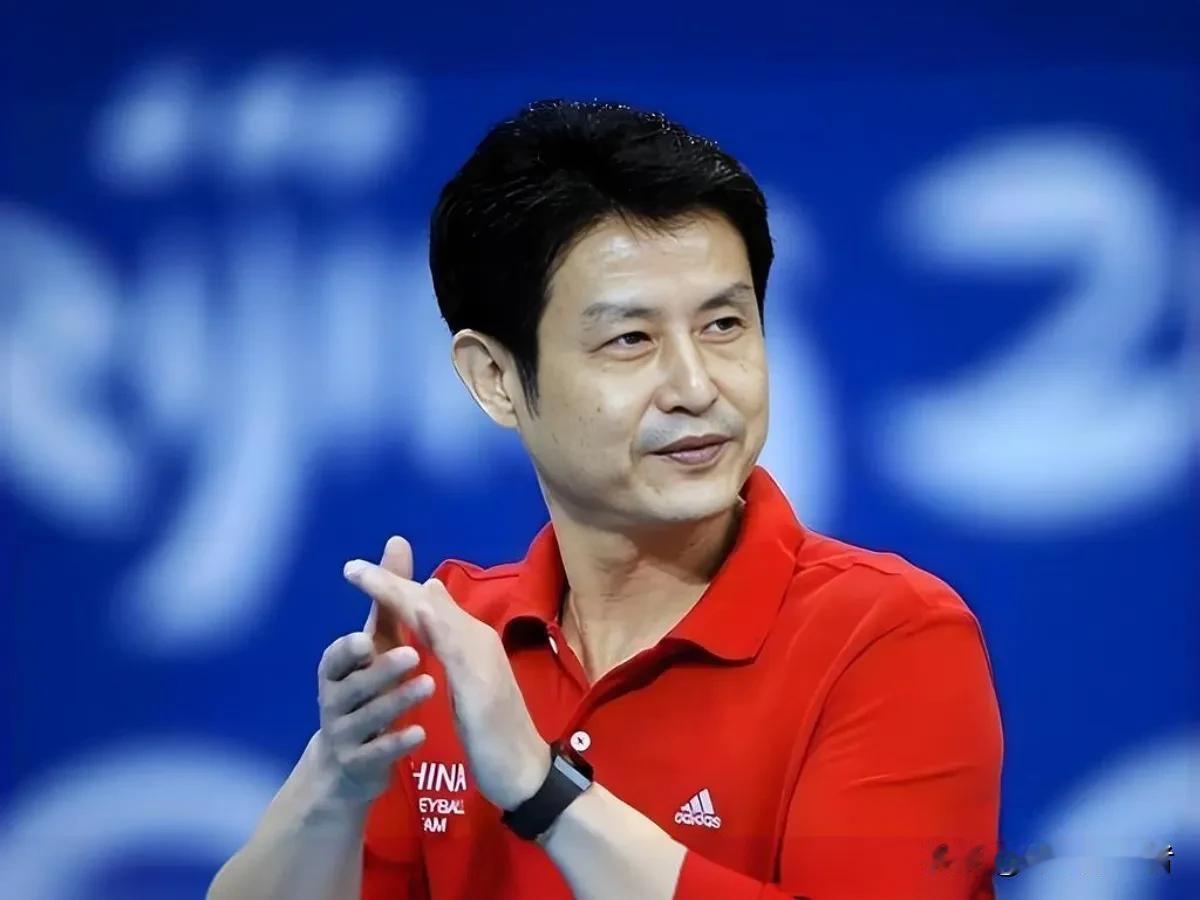 有球迷说目前有能力担任中国女排主教练的人选前两位是郎平和蔡斌，郎平不用说前两次带