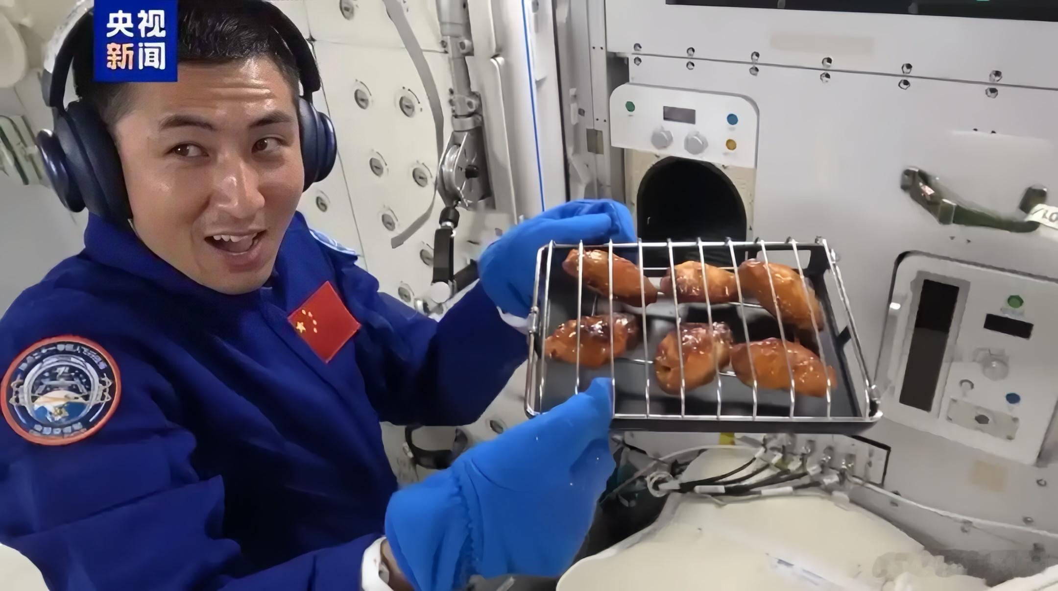 我国航天员在天宫空间站烤鸡翅牛排了，180℃，28分钟的烤制，看那闪闪发光的，像