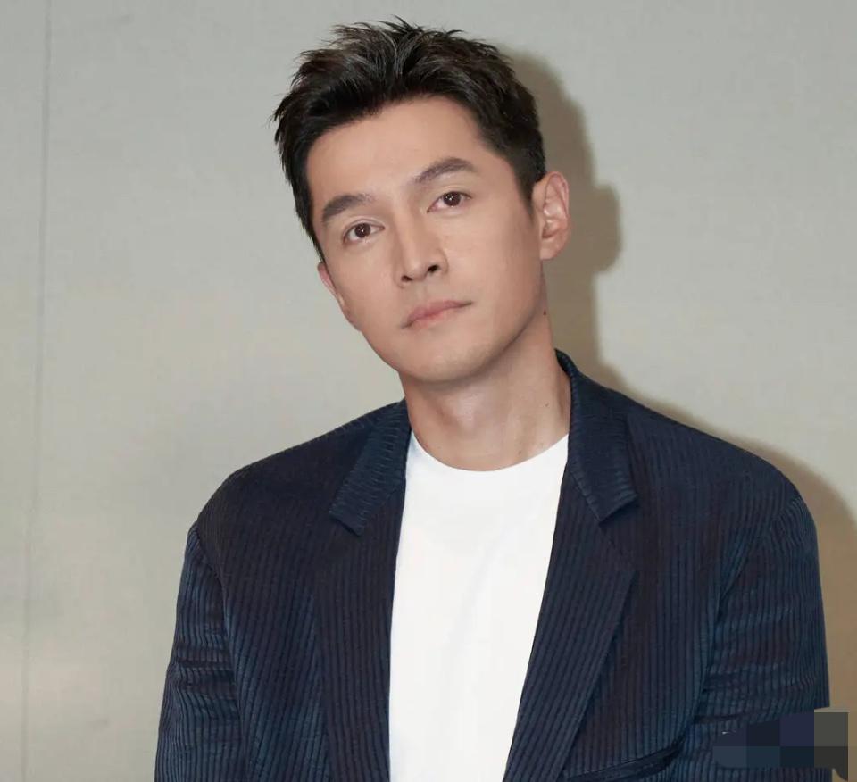 胡歌，大瓜曝光！

3月18日一早，低调多年的胡歌突然冲上热搜，两封尘封24年的