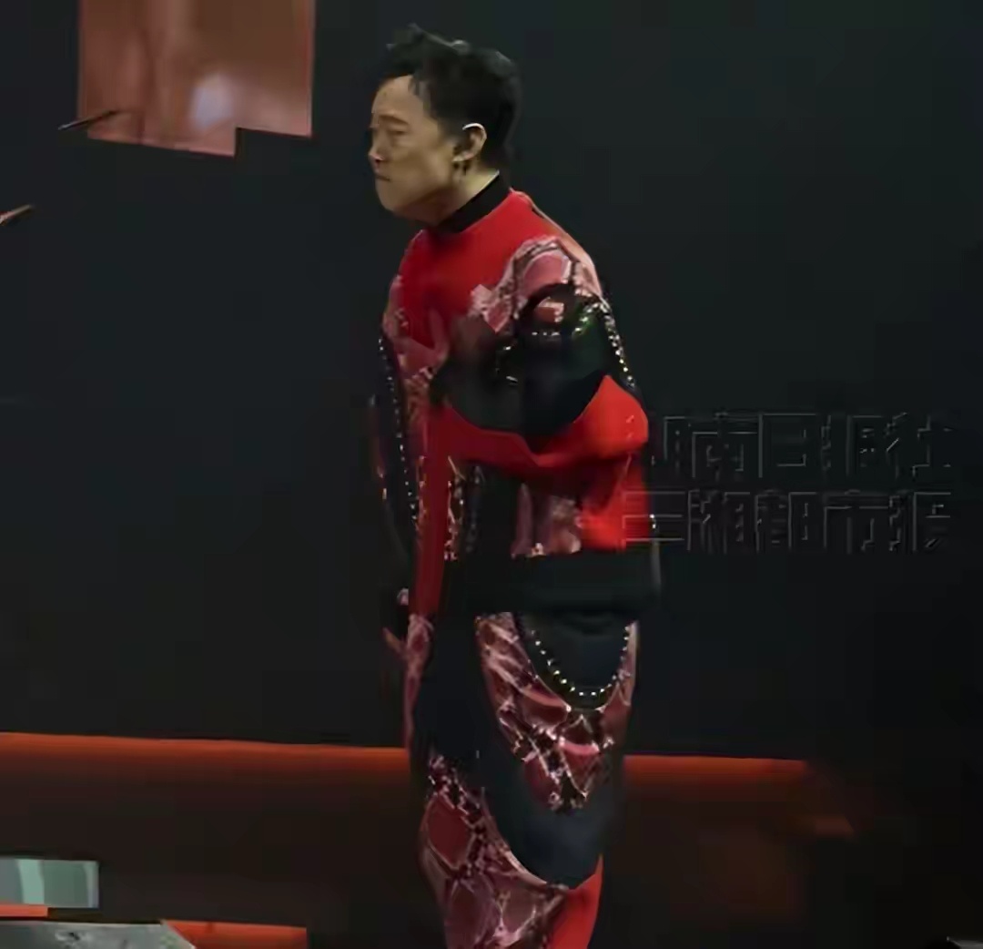 陈奕迅演唱会疑出现焦虑症躯体化陈奕迅估计都没想到自己在开着演唱会的中间竟然会突然