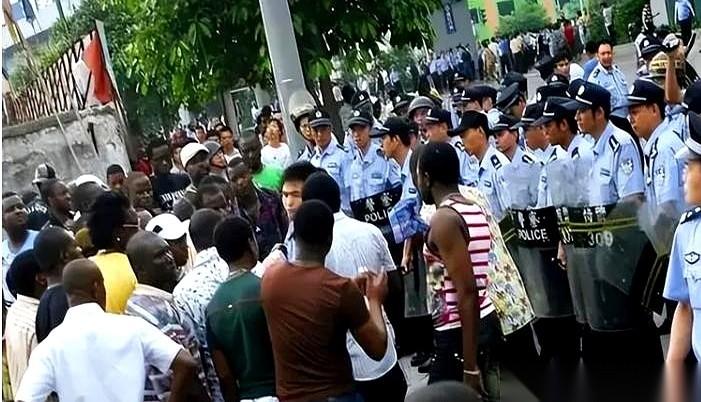 巴黎，70%。
新生儿里，十个有七个是黑人宝宝。
很多人一拍大腿就骂，说法国人脑