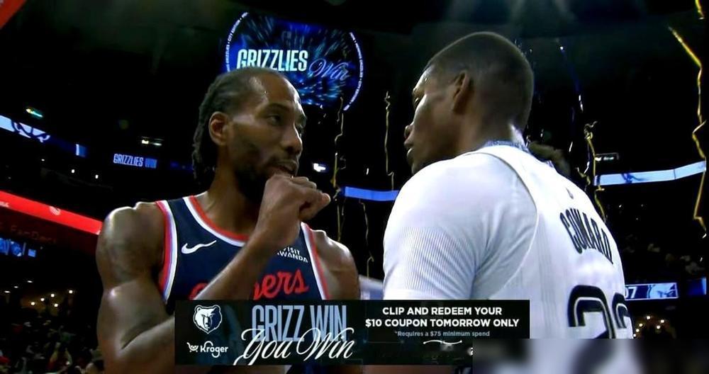 快船输了20分。没人骂裁判。

场上那会儿，其实就是伦纳德在走向霍姆格伦，把胳膊