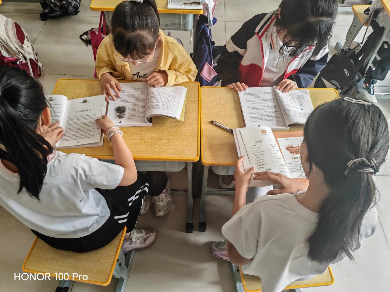 二0二一年秋季开学第一天，发书时发现一位同学没有自费订购课辅，因为上学年订购课辅