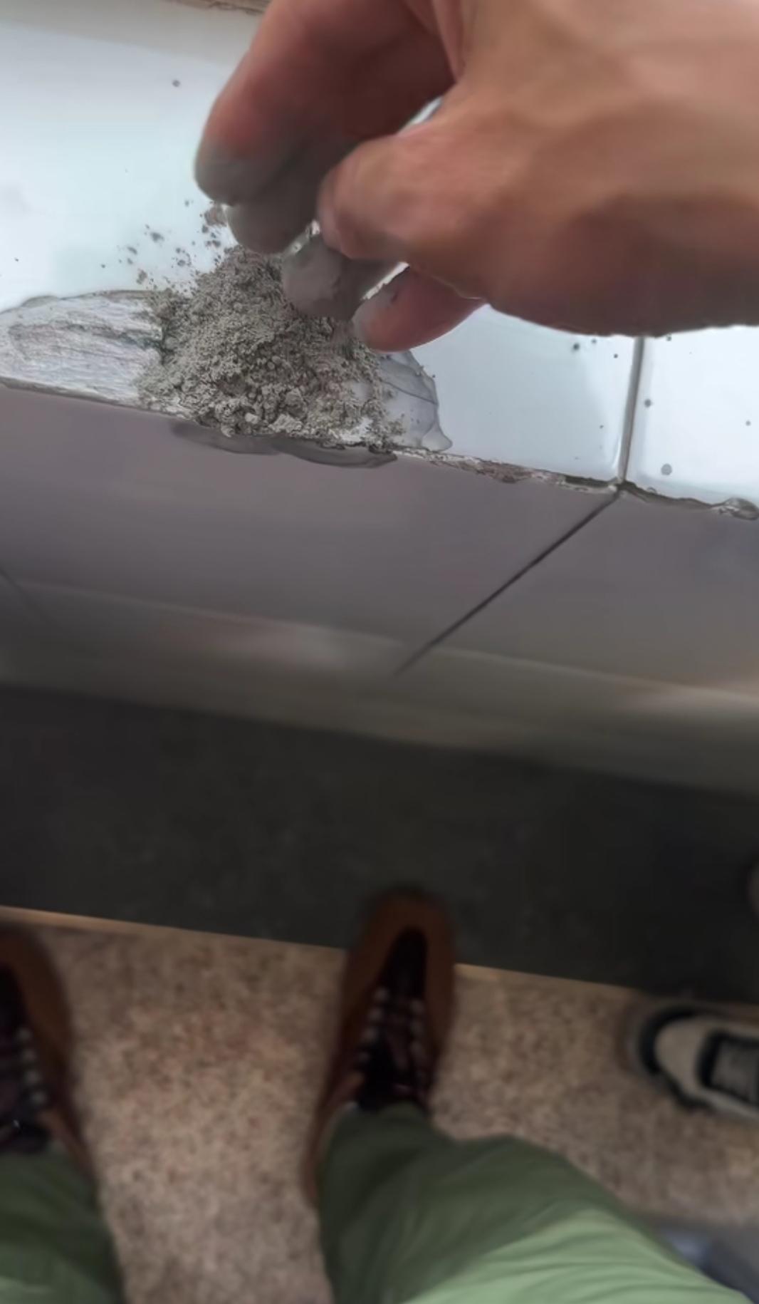 你家孩子上学闯过多大的祸？
这家长说，孩子上个学，也是学会砌墙了。带上水泥还有其