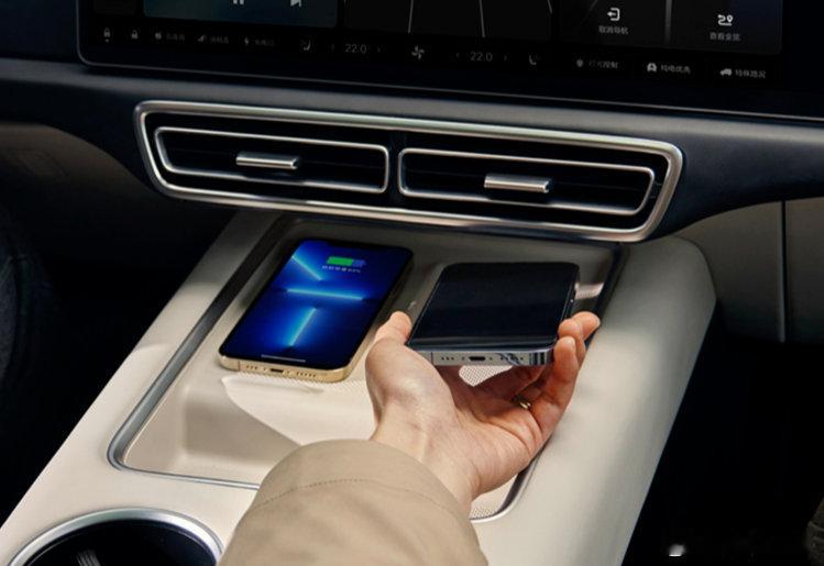 【爱车安全贴士 高速公路通行卡竟在车内“爆炸”！千万别把它放在这个位置】小小的一