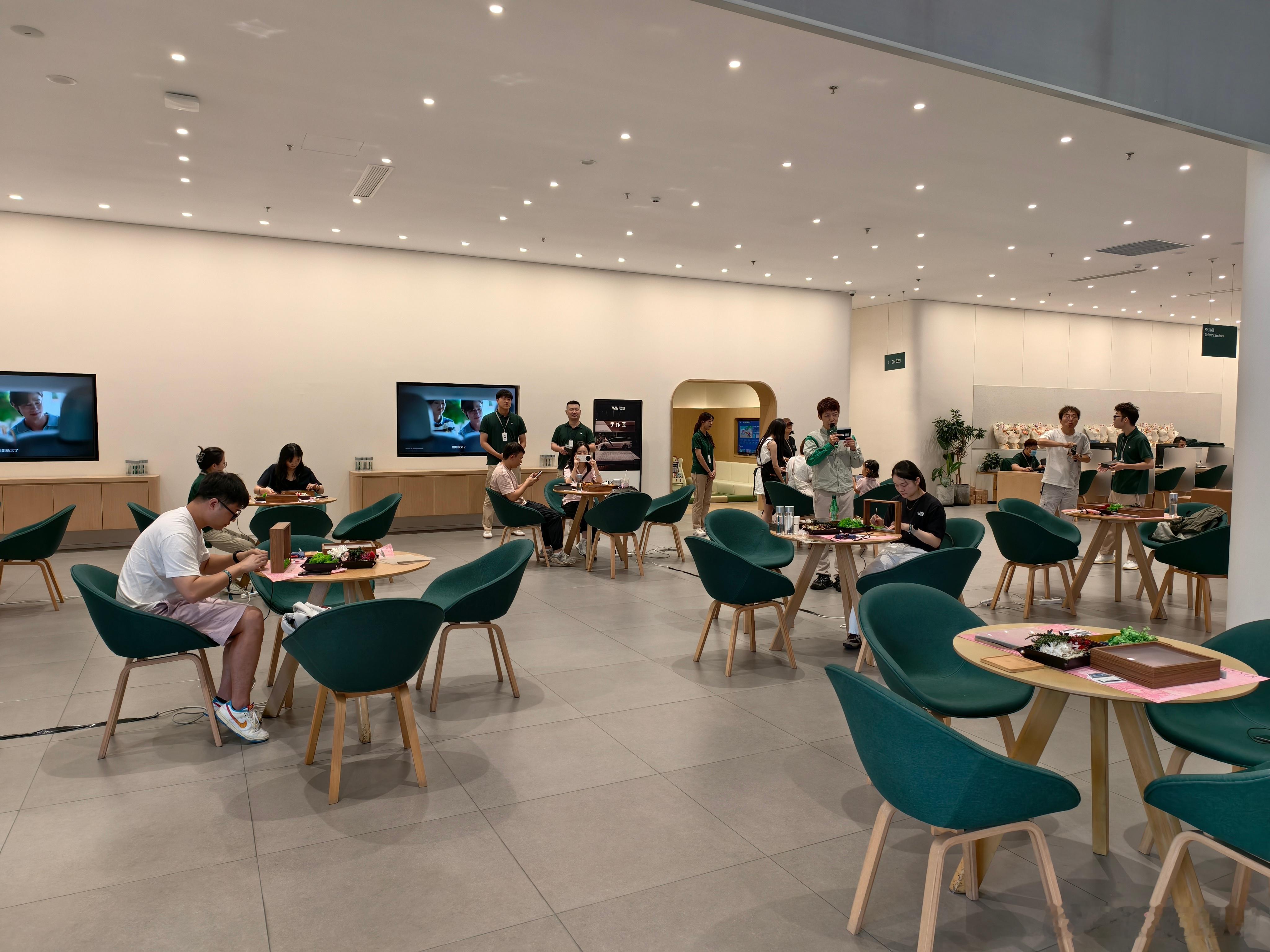 来感受一下理想的交付中心[哈哈][哈哈]理想和蔚来交付中心的环境和服务应该是行业
