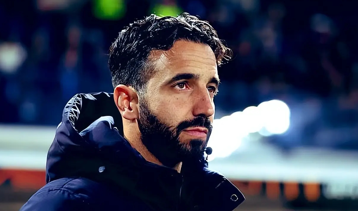 北京时间11月12日，#曼联[超话]# 官方发布公告：曼联新任主帅#阿莫林# 已