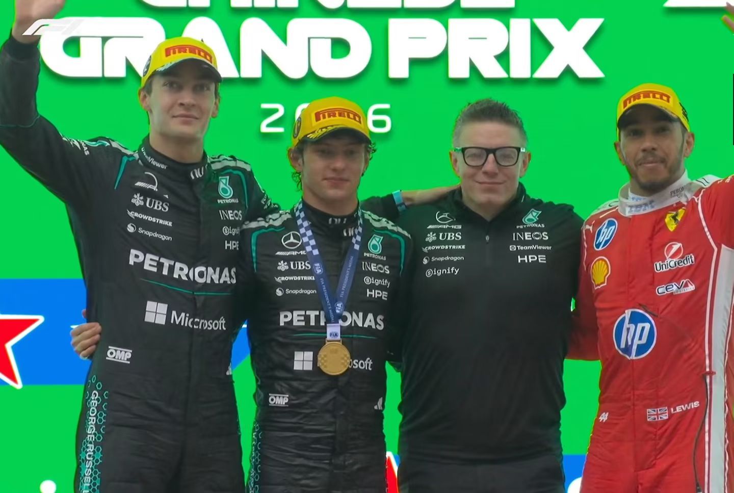 汉密尔顿法拉利首个领奖台上海是汉密尔顿的福地最温情的一幕，就是梅奔车手一二三名带