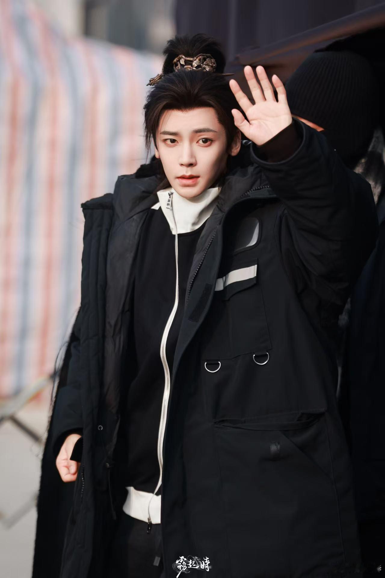 侯明昊屁股被车门夹了 这下可好，侯明昊成了“夹屁股”的代名词。他的搞笑经历提醒我