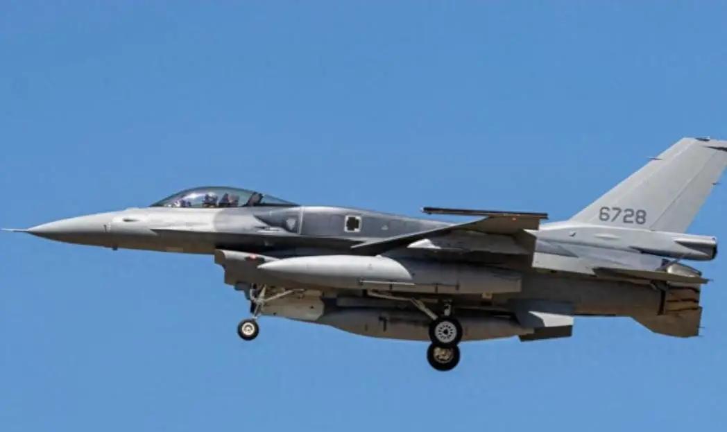 台湾那边盼了整整七年的 F16V终于来了！美国交付给台湾的两架F16V战机，一波