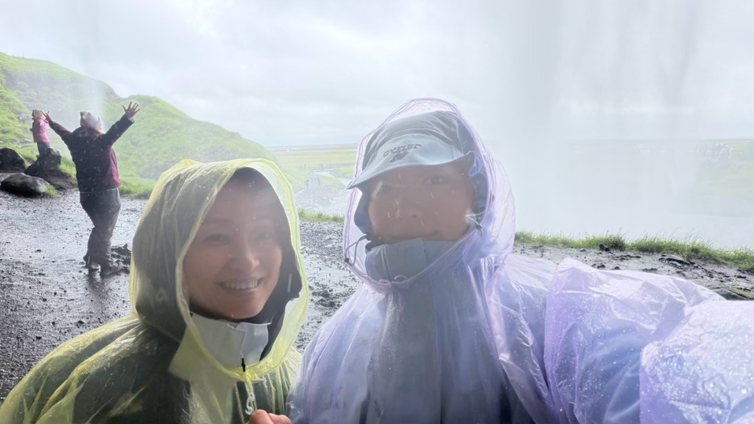 我问我妈，曾经那个在阿坝州望着大山的小女孩，有没有想过今天能站在冰岛望着瀑布发呆