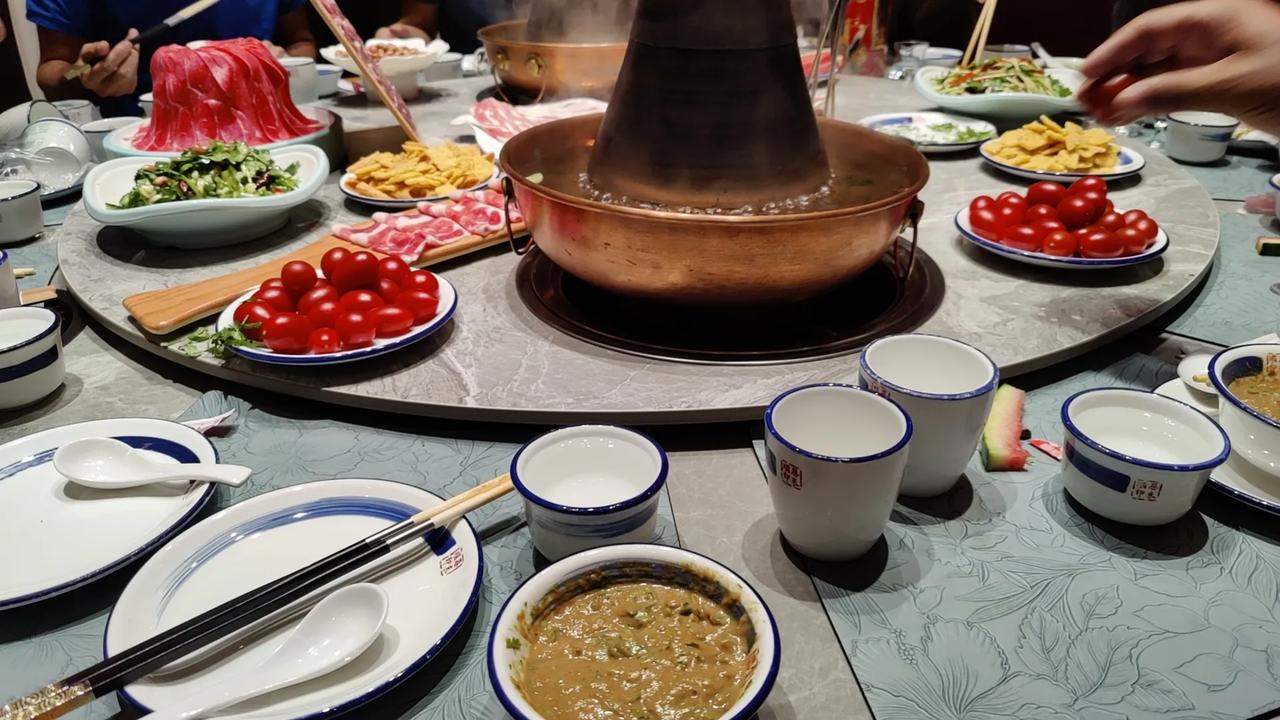 甭管表叔吃多少碗面，一看这来的就是娘家人儿，这要婆家来的这些亲戚，肯定不这么对待