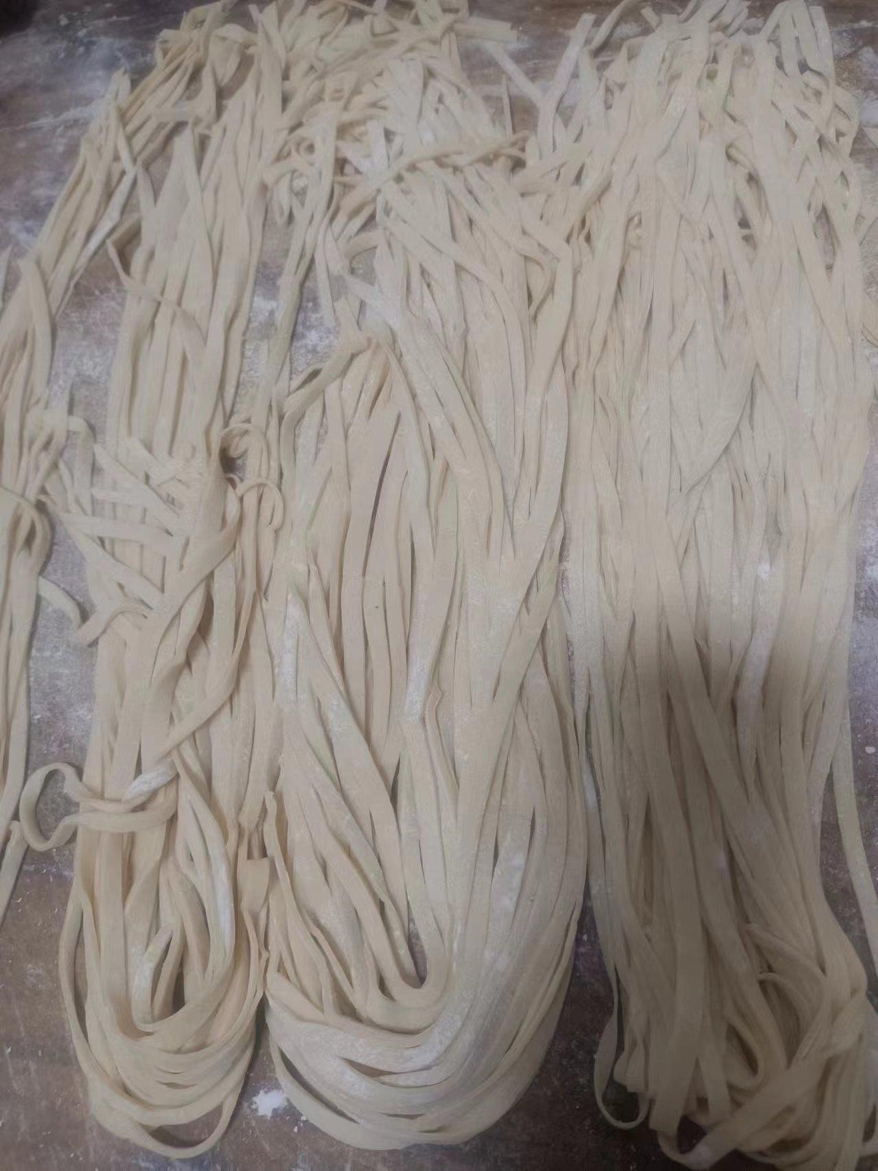 这手擀面也太绝了！根根分明还带着麦香，宽窄看着就很有劲道，完全不是那种软塌塌的样