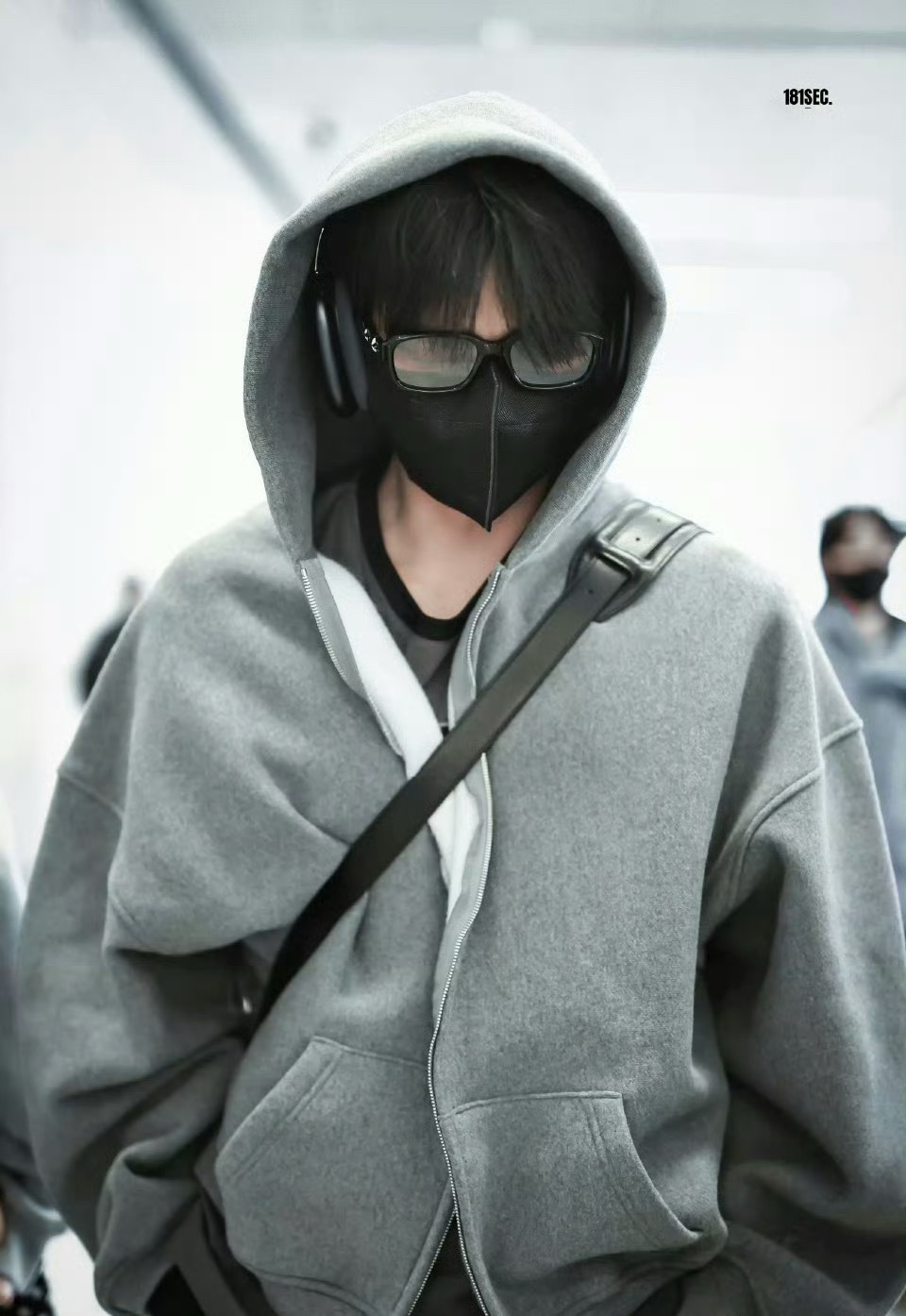 丞磊 上海出发，这私服风格怎么样？ 