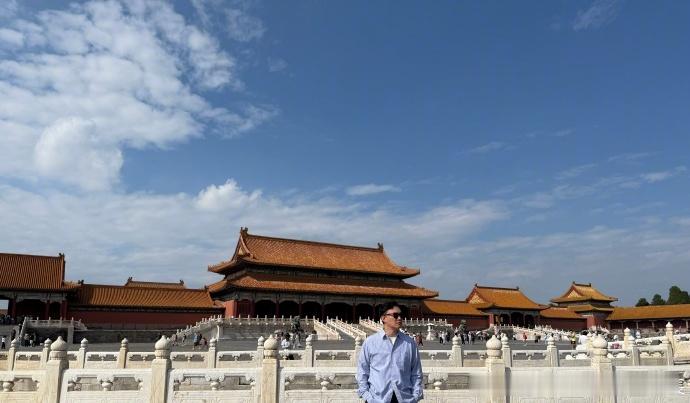 陈奕迅故宫打卡照来啦！游客照里的他惬意游玩，红墙背景超出片，这波故宫之行太让人羡