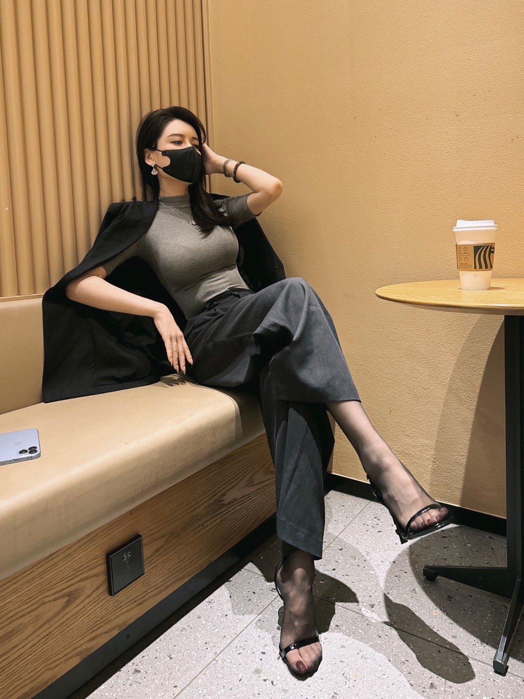 黑色系穿搭，请你看着我的眼睛 ​​​