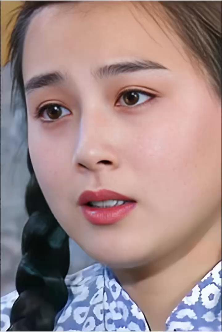 19岁的赵明明真漂亮，青春飞扬，如阳光般耀眼，肤若凝脂。明眸清澈纯净，闪烁着稚嫩