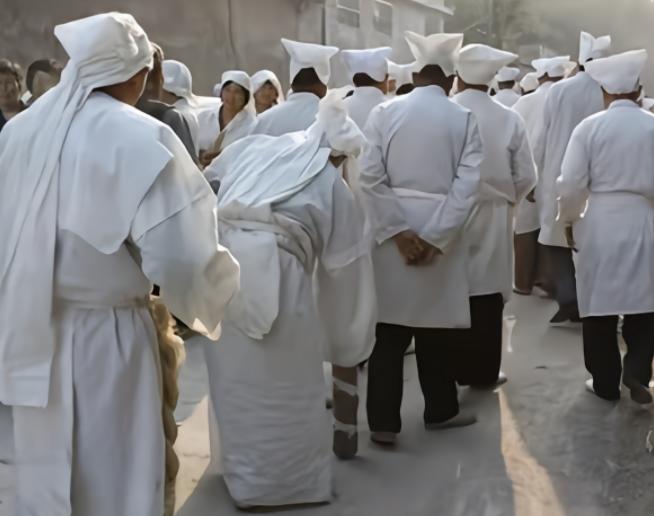 二十年后中国丧葬将会转变。很多独生子女对待死去的父母，基本上会转变为直接打电话，