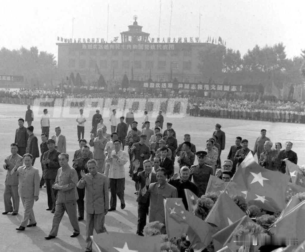 1973年6月11日，​上午，​周恩来总理前往机场欢送越南党政代表团结束对我国的