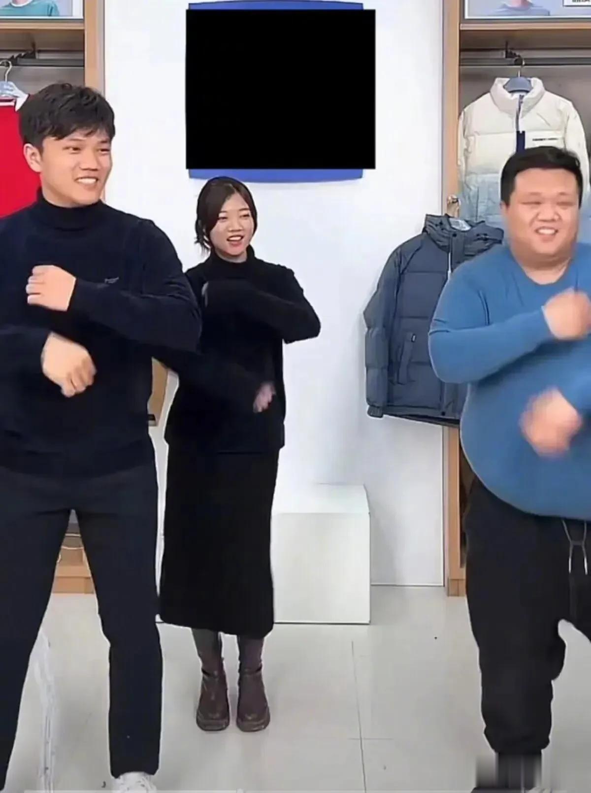 解清帅咋上一秒刚寻亲成功；
下一秒就在321上链接带货！
这是赶紧趁着流量变现吗