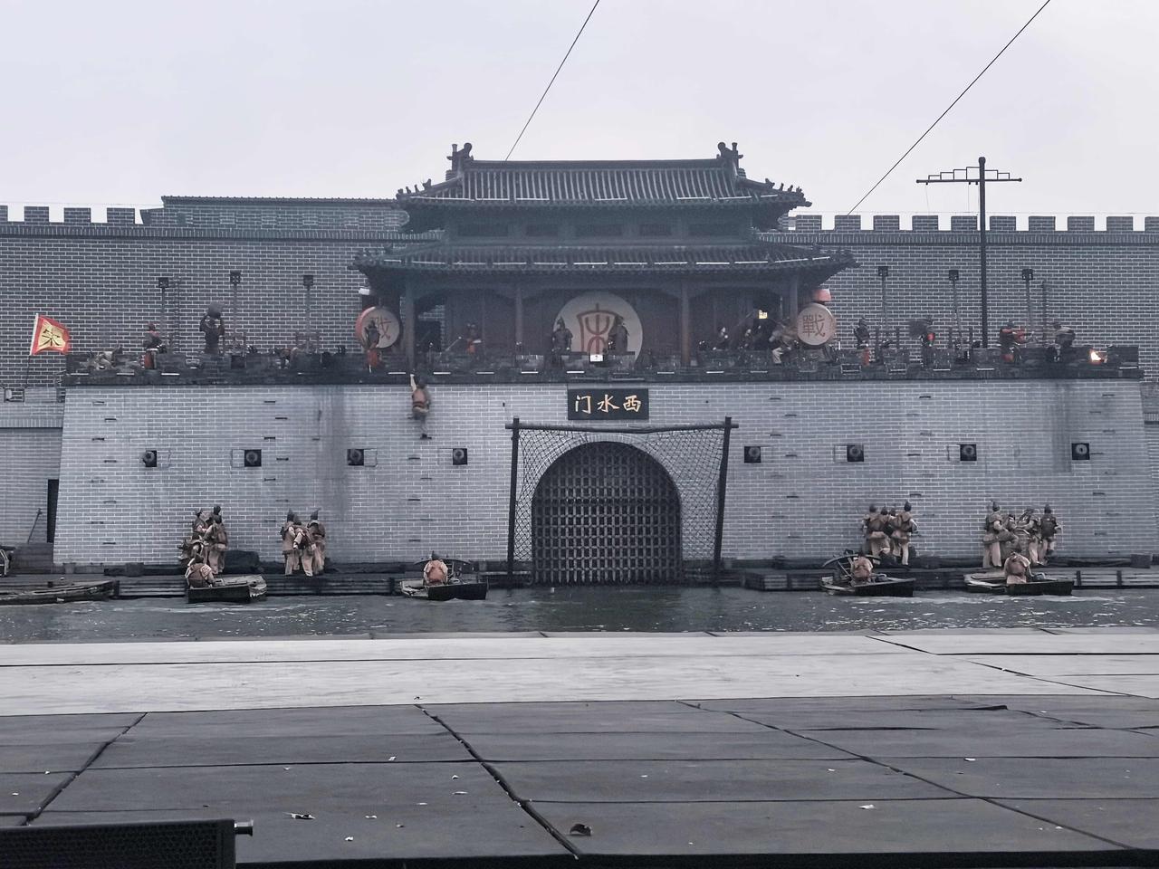 至于用六丁六甲神兵，大概是用迷信鼓舞士气，这在古代其实挺常见，远的孙坚、李傕用过