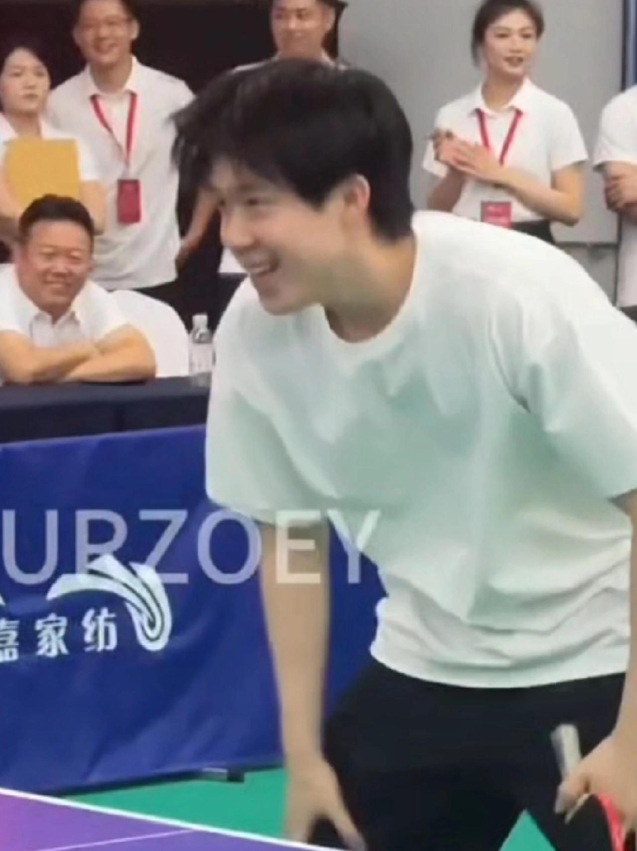露额头那一下，简直就是青春男大学生，好有活力，白衬衣，学生头头，花正开的好，阳光