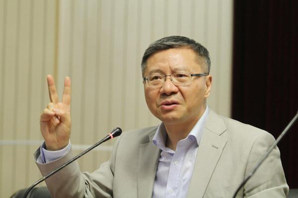 公知的话郭正亮先生是宝岛学者，最近因支持张维为教授被公知盯上了。公知说郭正亮先生