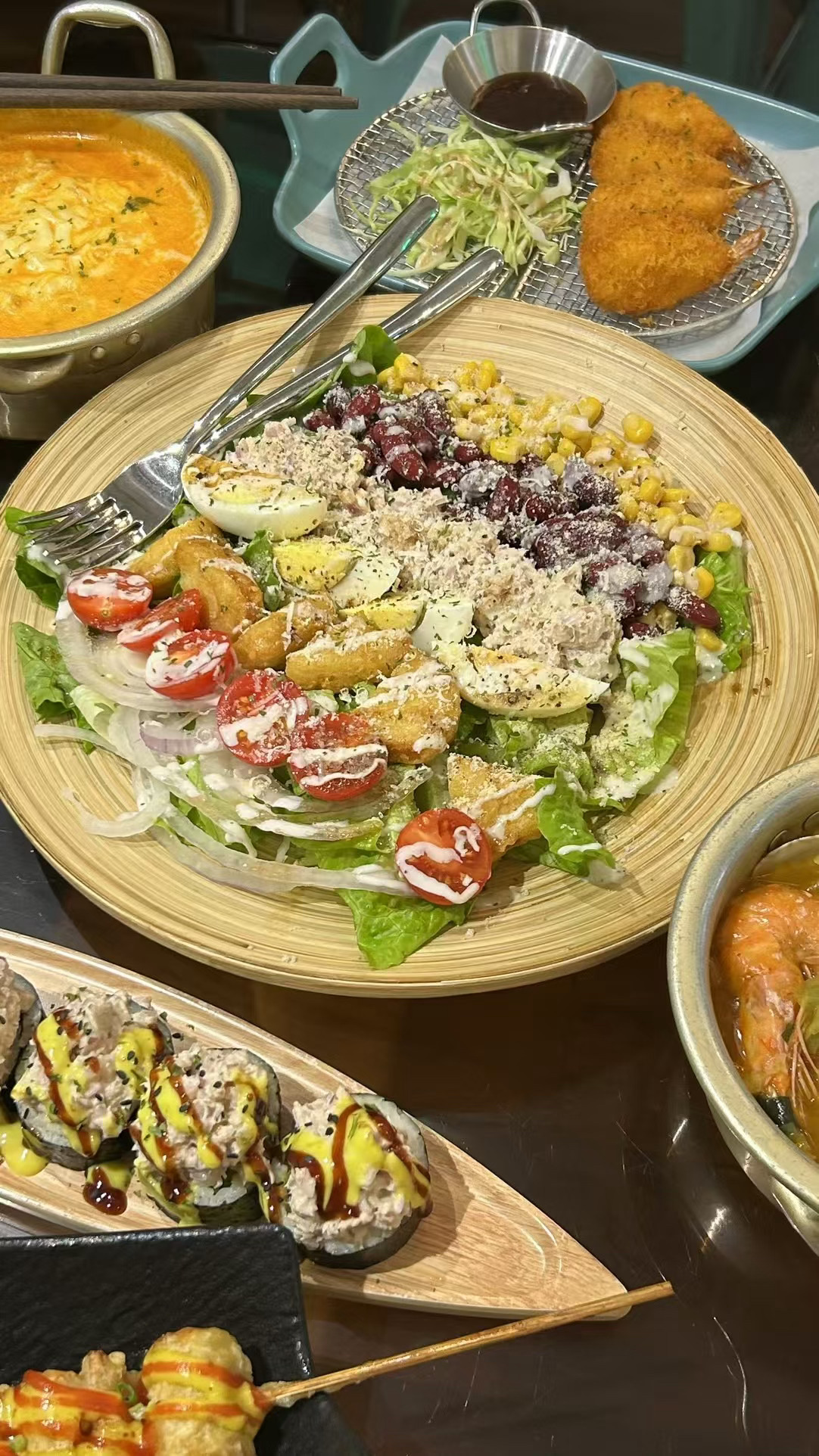 今天清淡饮食🥗这……算清淡吧？请忽略那碗面条和炸虾🍤不管了，这不得瘦死[害羞