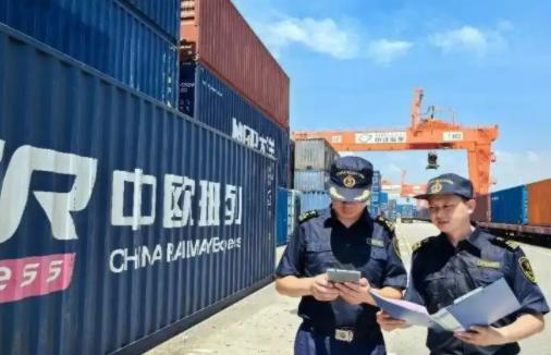 “中国人真是搞笑，搞什么中欧班列，现在成为笑柄了吧！” 当年的轻佻嘲讽尚未消散，