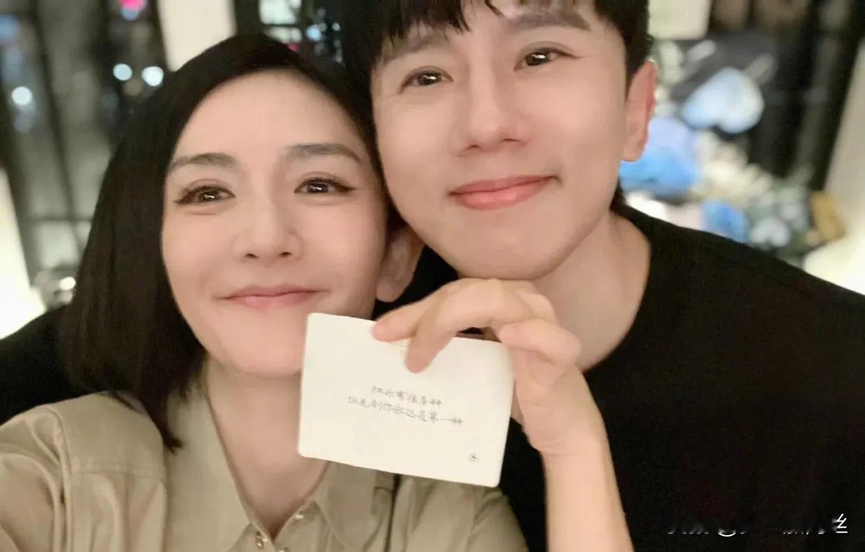 张杰与谢娜的爱情旅程，堪称典范。他们不仅在个人生活中互相扶持，更是用实际行动向公