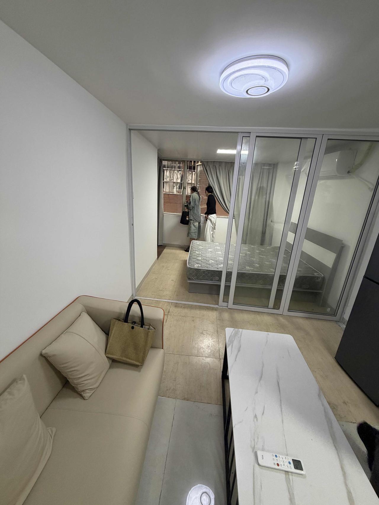 两女孩过来广州租房，一房一厅，租金1600元月，两押一租，她觉得挺合适，想让房东