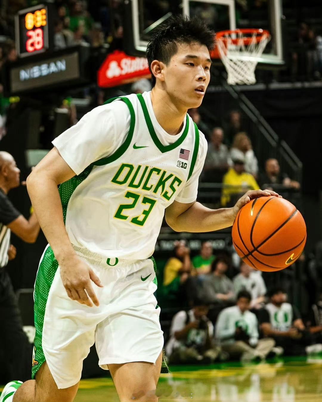 明早八点，俄勒冈对阵斯坦福，也是林葳的第二场季前热身赛。金秋观赛季新赛季篮不住 