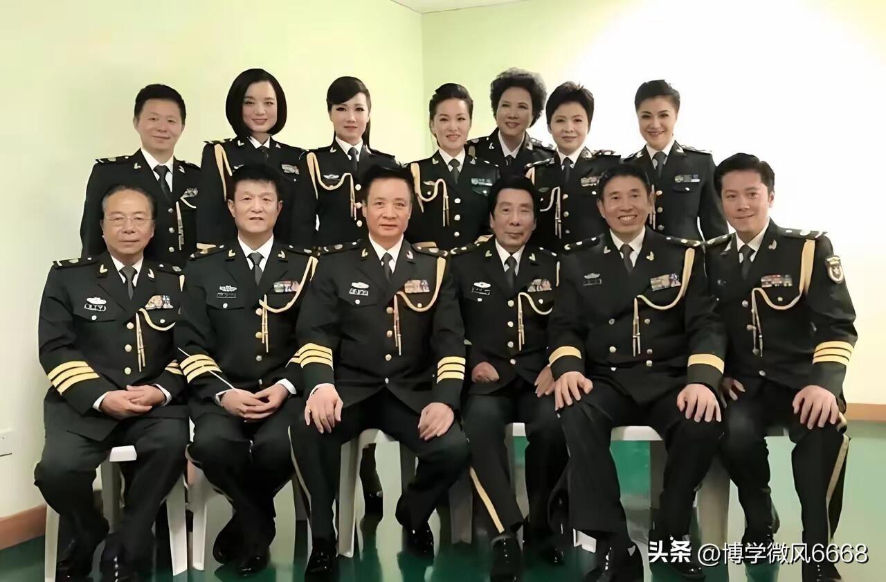 这是歌唱家们早年间的一张合影，能够认出8位的，绝对是老歌迷了，听过不少的歌。我认