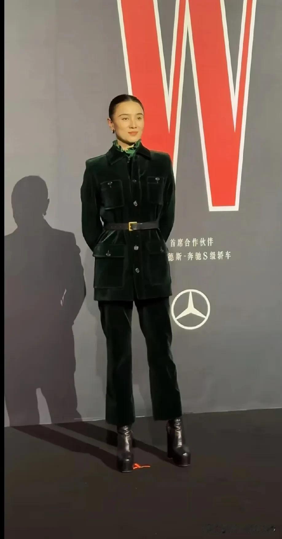 宋佳有着173cm的身高，这真可谓是老天赏饭吃。再穿上恨天高，气场瞬间拉满，在红