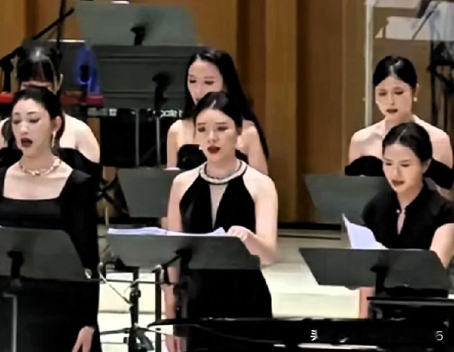 几百块钱，能买到什么？

能买到一个合唱团的“身败名裂”。

真不敢相信这年头还