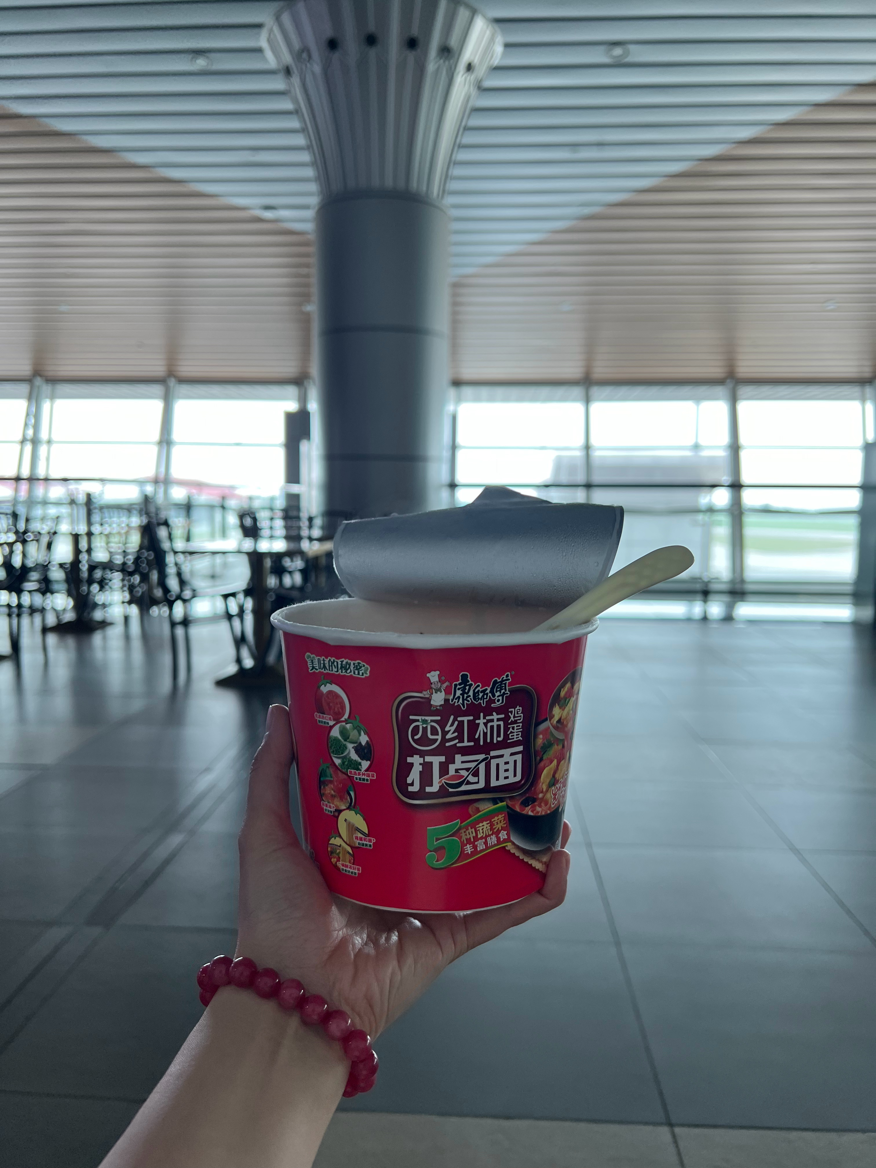飞来前，从北京机场贵宾厅拿的泡面，没想到，在马来西亚机场等飞机的时候，正好吃！！