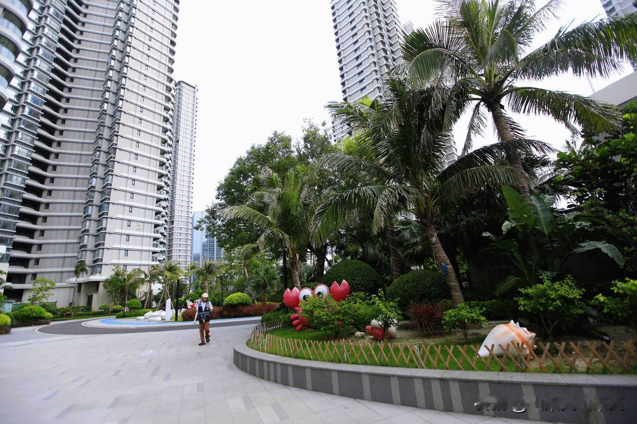 阳光城·悦江海是位于广西北海市银海区的一个大型滨海度假住宅项目，由世界500强旗