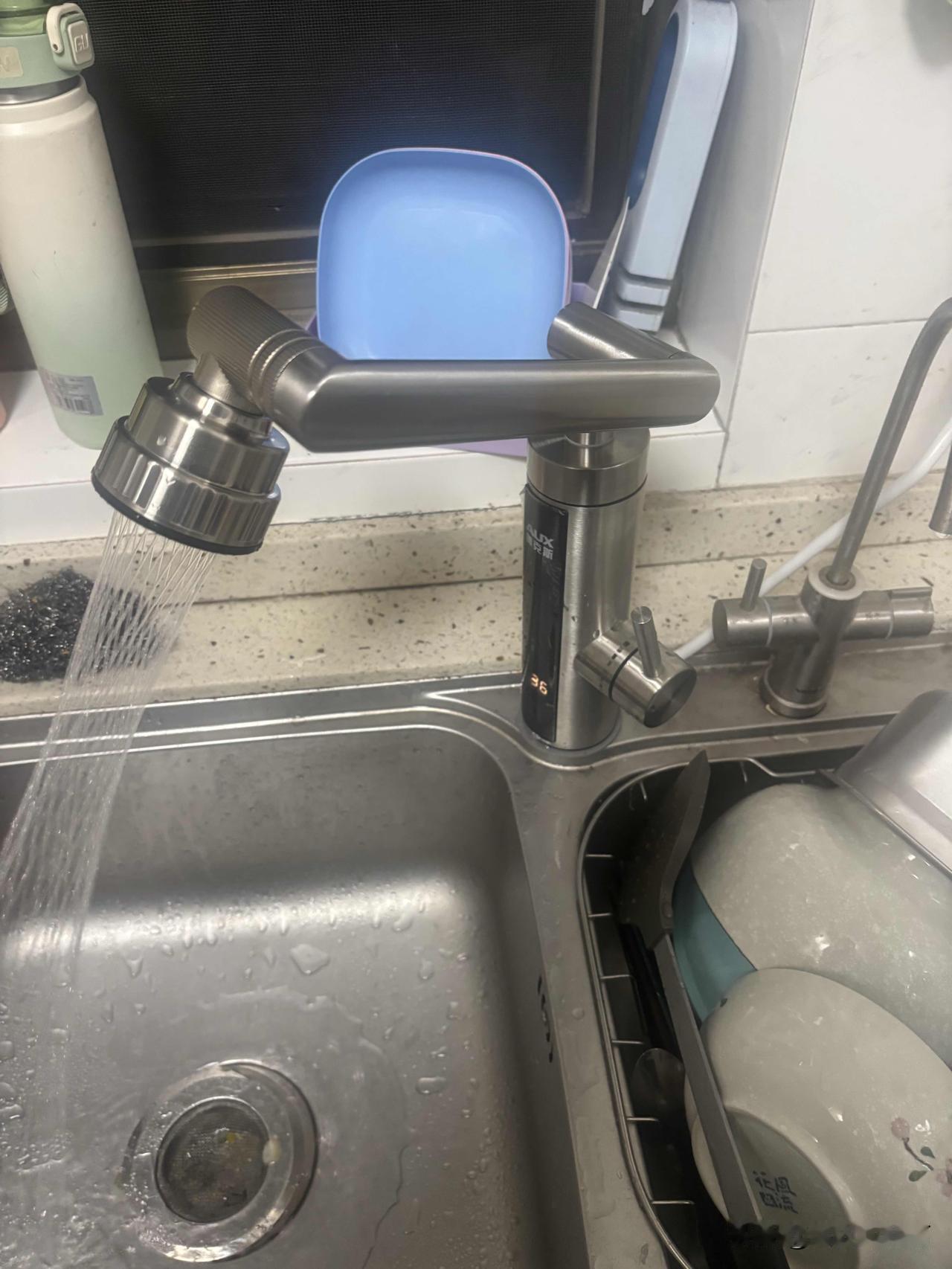 还是这种小厨宝好用，告诉你们，不要买那种一体的，太大，占地方。
还是这种小巧，方