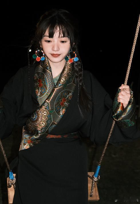 #田曦薇时装周造型# 小姐姐田曦薇也来了米兰时装周，颜值身材满分。这么优秀的小姐