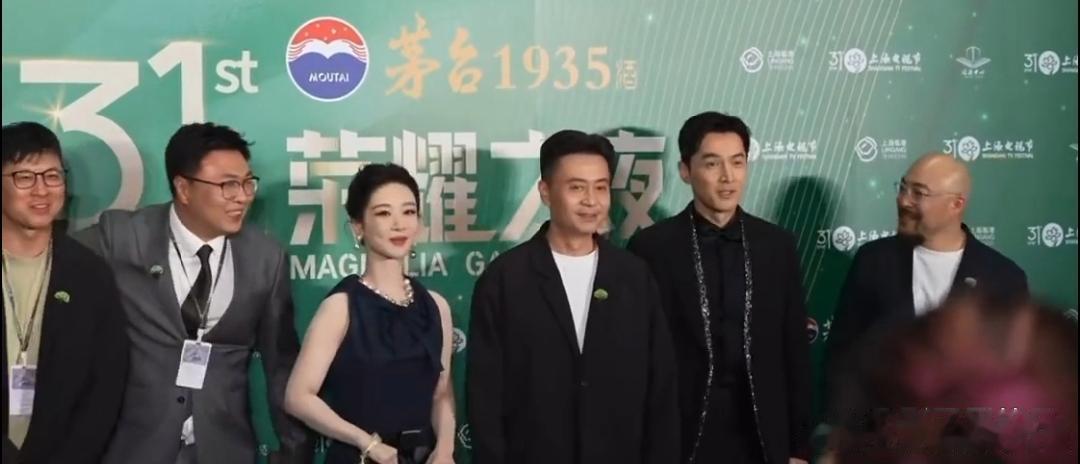 杨紫主动让C位白玉兰提名晚宴，《生命树》剧组亮相绿毯，大合影环节杨紫下意识就往后