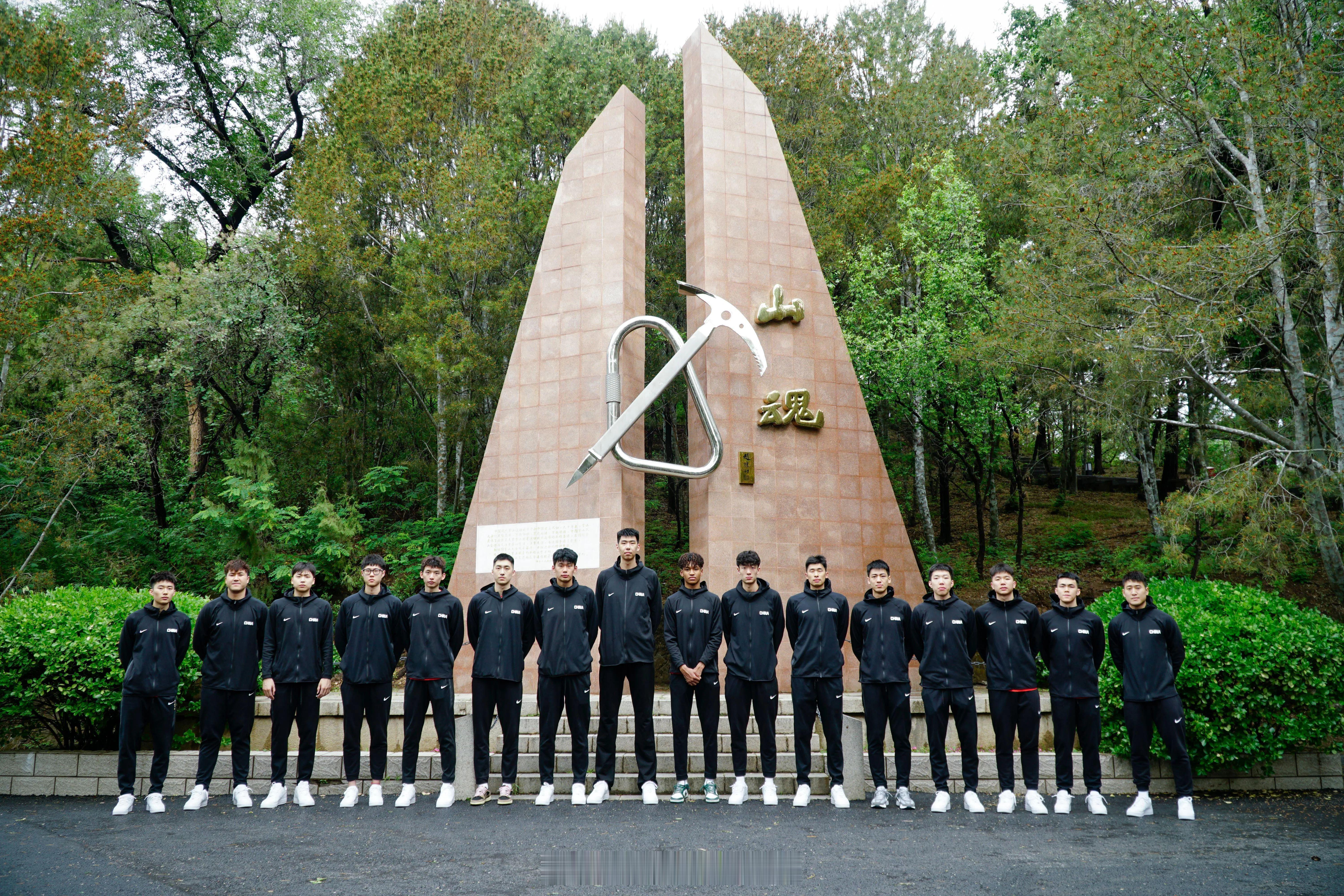 国家男篮短训营赴登山基地开展主题教育活动｜终于有清晰的照片看到“福建三剑客”了邹