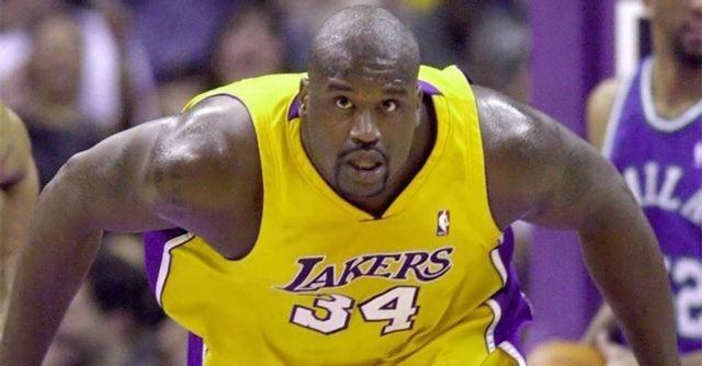 1994年，奥尼尔在酒店发现一个落单的男孩，出于同情，他陪男孩玩了一下午，没想到