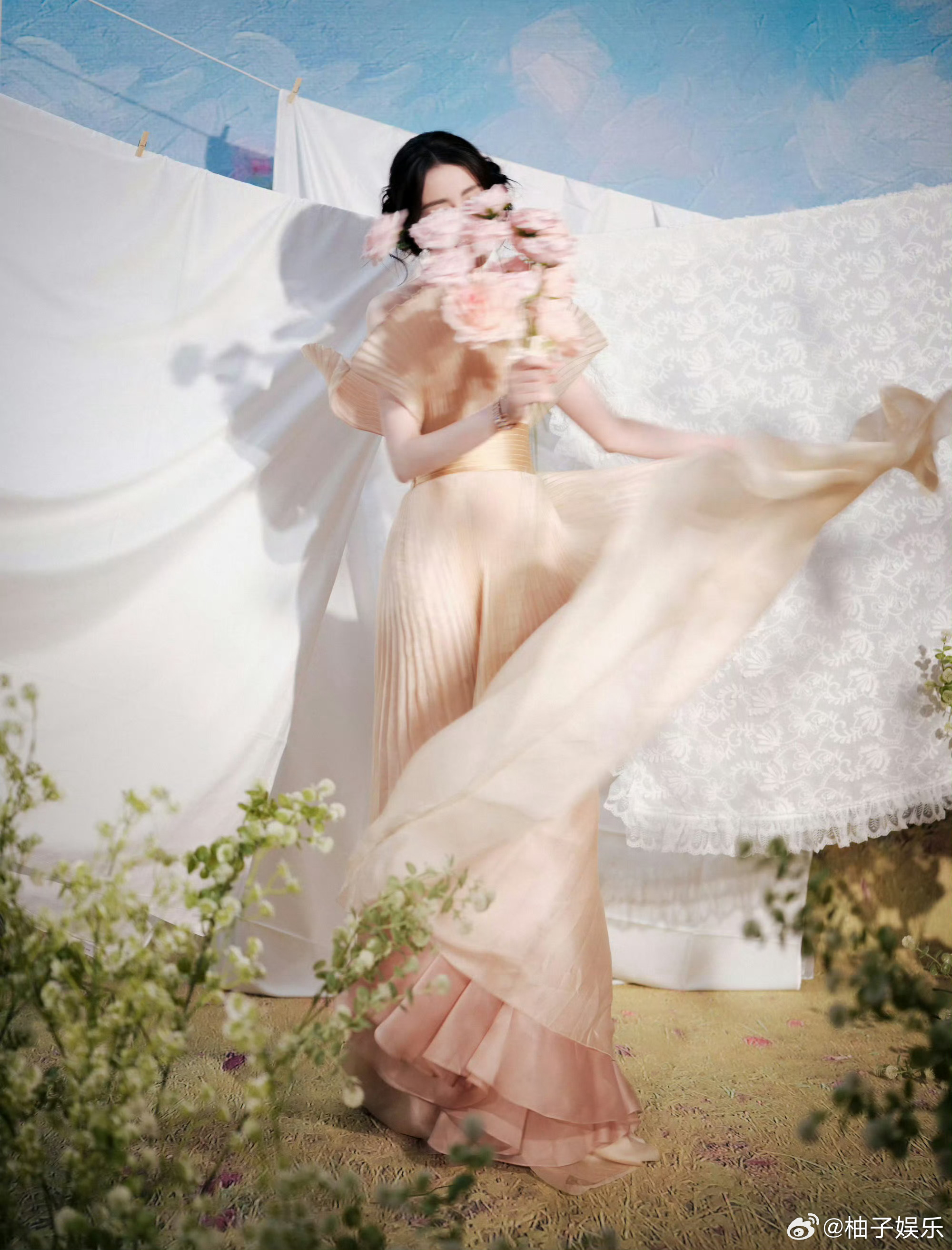 迪丽热巴今日品牌直播造型，身穿Alexis Mabille 2025春夏高定，已