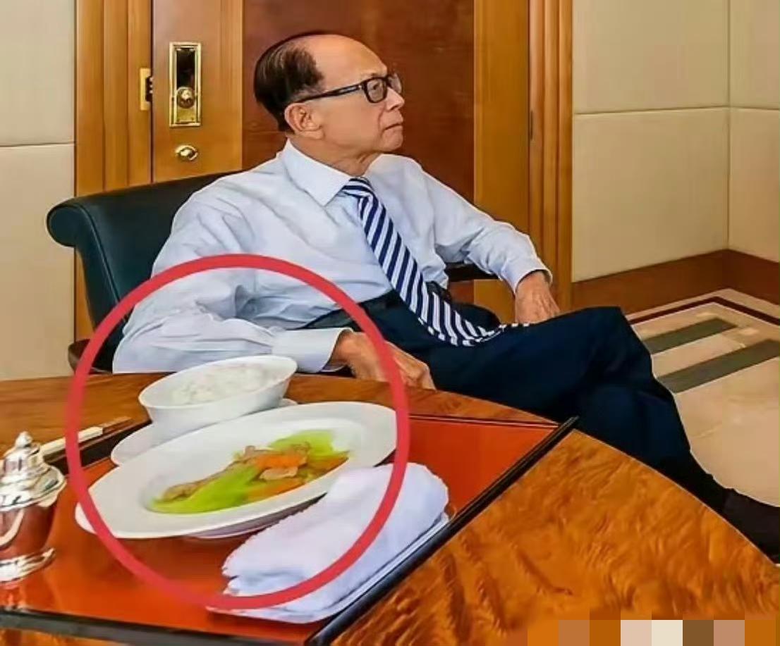 李嘉诚先生所倡导的“富人的饮食”理念，一直备受关注。如今，他已年近百岁，依然精神