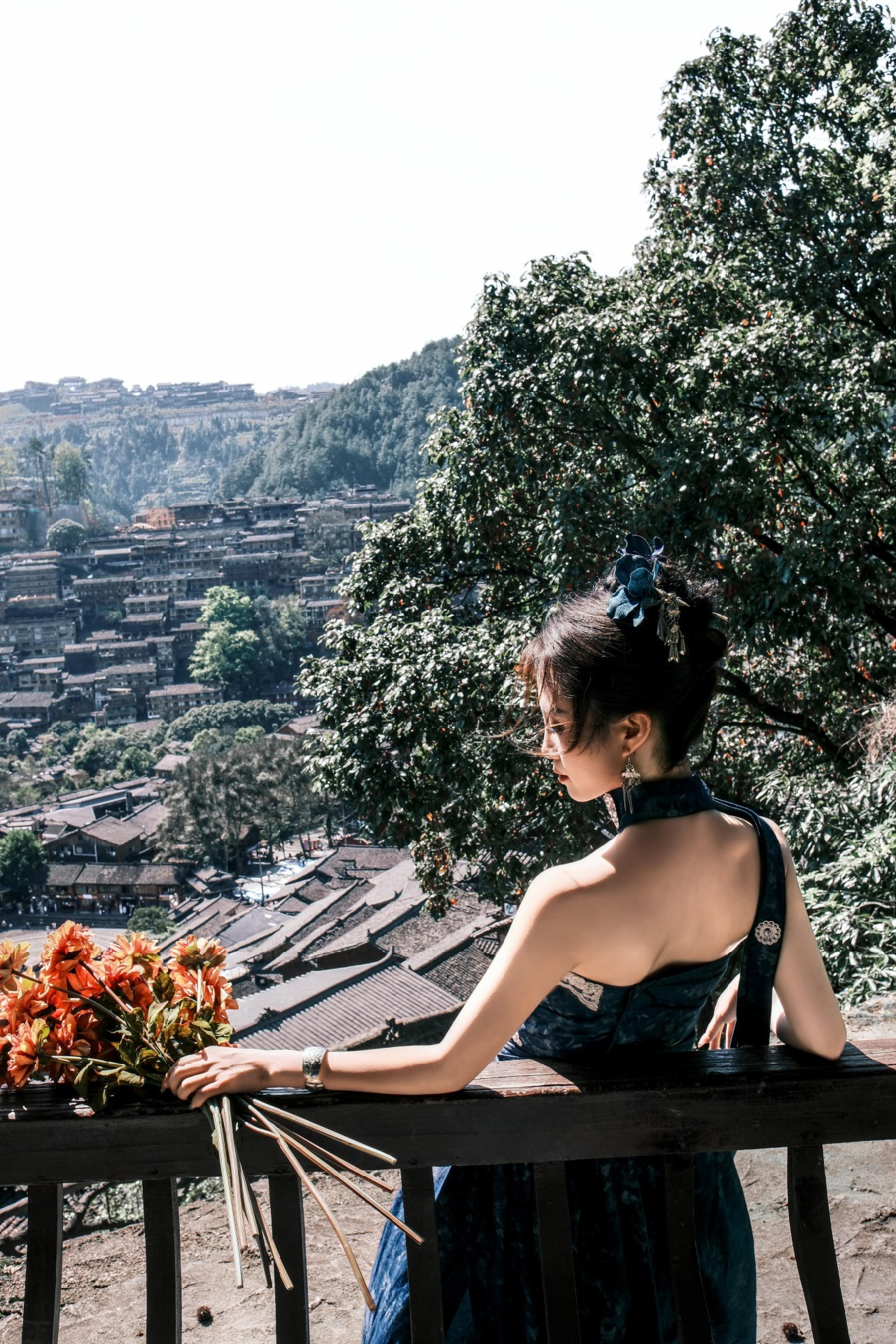 在西江拍苗服写真也太出片了！站在观景台俯瞰千户苗寨，每一帧都是壁纸📸